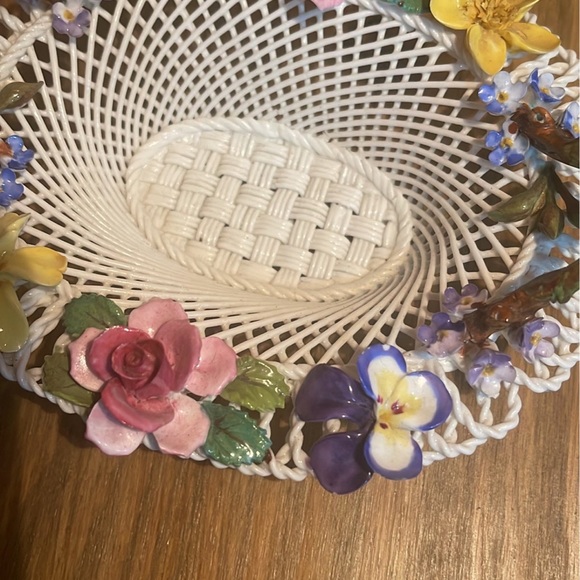 OLD VINTAGE CROWN STAFFORDSHIRE PORCELAIN WOVEN BASKET FLOWERS FLORAL 2 HANDES - Picture 5 of 7